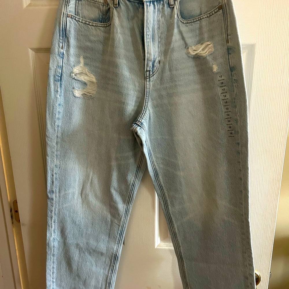 Women’s American Eagle size 12R boyfriend jeans.